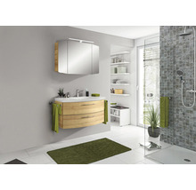 Badezimmer mit Waschtisch, Spiegelschrank und Dusche