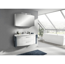 Modernes Badezimmer mit Waschtisch, Spiegelschrank und freistehender Badewanne unter einem großen Fenster.