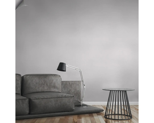 Wohnzimmer mit Sofa, Stehlampe und Beistelltisch