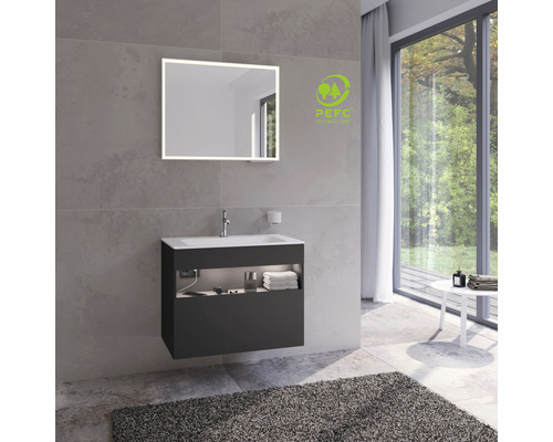 Modernes Badezimmer mit Waschbeckenunterschrank, Spiegel mit Beleuchtung und PEFC Siegel für nachhaltige Forstwirtschaft