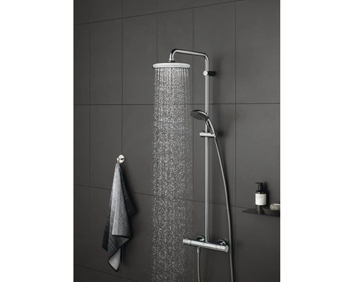 Robinet de douche avec douche de tête et douchette à main dans une salle de bains avec de l''eau courante