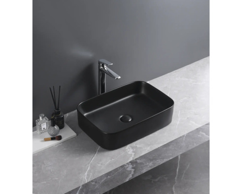 Vasque à poser de forme rectangulaire avec robinet sur un plan de travail