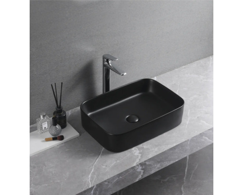 Vasque à poser rectangulaire en céramique avec robinet sur plan de toilette