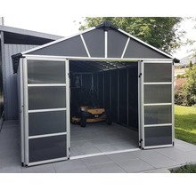 Abri de jardin avec portes coulissantes ouvertes et outils de jardin