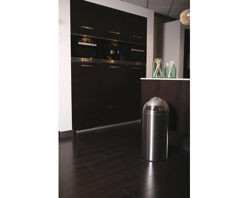 Küche mit eingebauten Geräten und einem Edelstahl-Abfalleimer