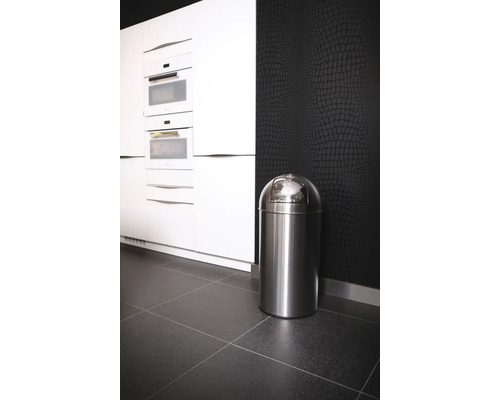 Edelstahlabfalleimer mit Schwingdeckel in einer modernen Küche