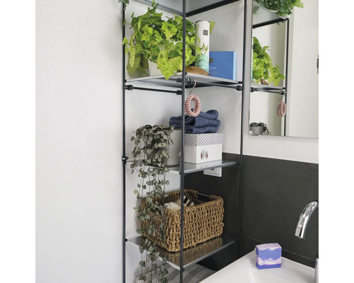 Badezimmerregal mit Pflanzen, Handtüchern und Badartikeln dekoriert