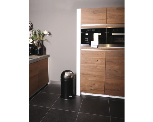 Scène de cuisine avec une poubelle à pédale noire