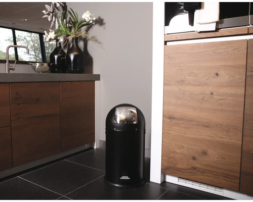 Poubelle à pédale noire dans une cuisine moderne