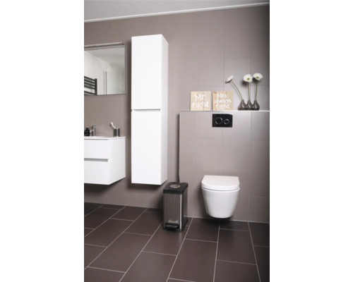 Salle de bain moderne avec WC, meuble sous-lavabo, armoire de toilette, armoire haute, poubelle à pédale et décoration