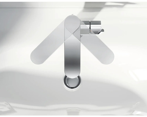 Vue de dessus d''un lavabo avec un robinet moderne argenté