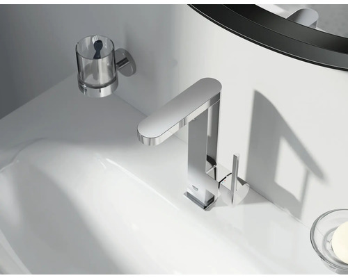 Lavabo moderne avec robinet et porte-gobelet pour brosse à dents