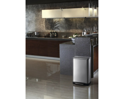 Scène de cuisine avec une poubelle rectangulaire argentée à pédale.