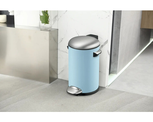 Poubelle à pédale bleue avec couvercle argenté pour la salle de bain