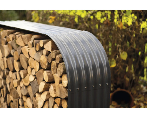 Gestapeltes Brennholz mit Abdeckung aus Metall.