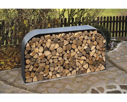 Holzlager aus Metall mit Holzscheiten im Garten