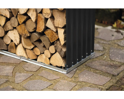 Holzregal gefüllt mit Brennholz