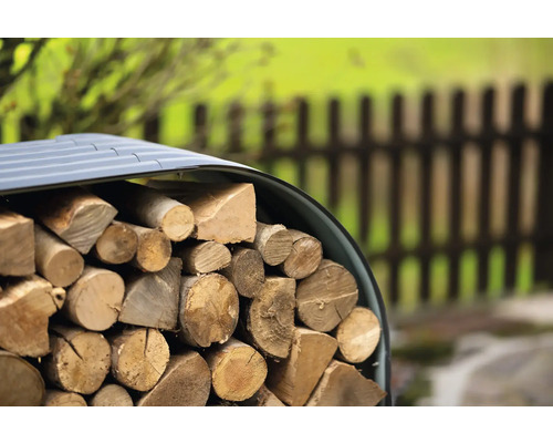 Holzstapel unter einer Abdeckung zur Holzlagerung im Garten