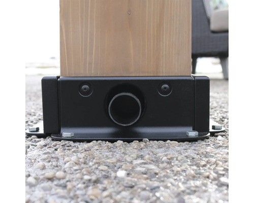 Vue détaillée d''une fixation de poteau en bois avec passage de tuyau