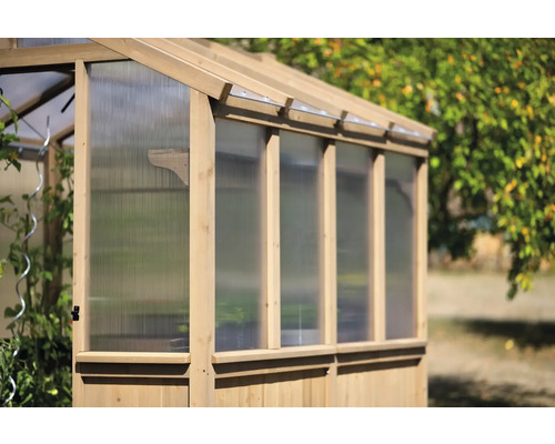 Gewächshaus aus Holz mit transparenten Wänden im Garten