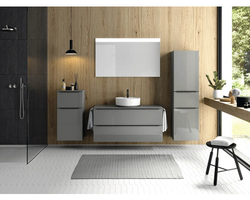 Salle de bains avec douche, lavabo, miroir et meubles de rangement en décor bois clair et gris