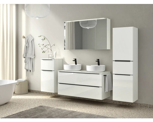 Badezimmer mit Waschtisch, Spiegel, Hochschrank, zwei Waschbecken und Badewanne