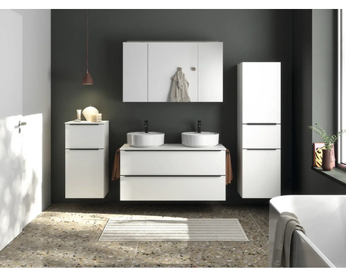 Salle de bains moderne avec meuble-lavabo blanc, deux vasques à poser et armoires assorties.