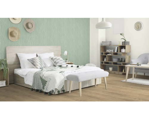 Schlafzimmer mit Doppelbett, Sitzbank, Regal und dekorativer Wandgestaltung