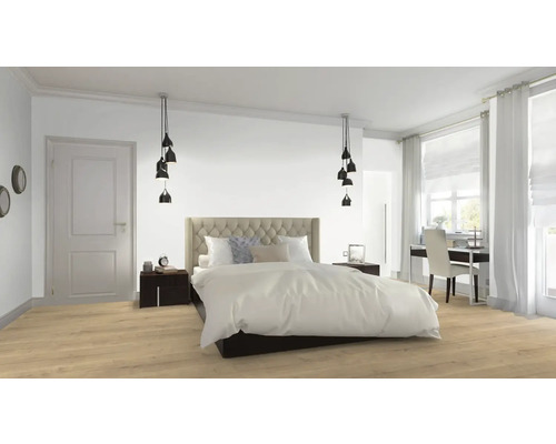 Helles Schlafzimmer mit Bett, Nachttischen, Deckenleuchten und Schreibtisch am Fenster.