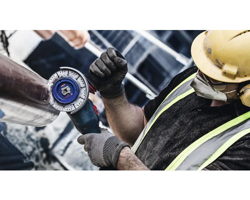 Handwerker schleift Metallrohr mit Winkelschleifer