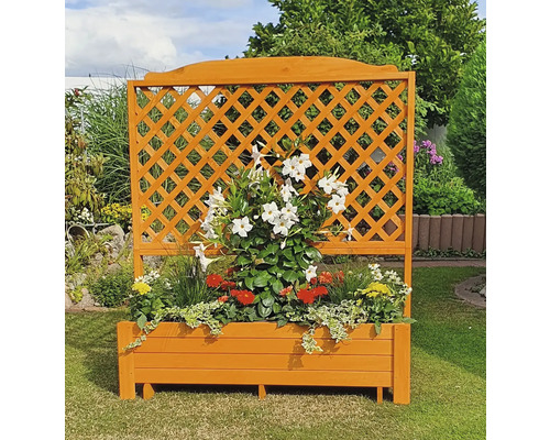 Blumenkasten aus Holz mit Rankgitter im Garten