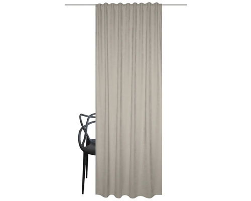 Beige Gardine vor einem schwarzen Stuhl