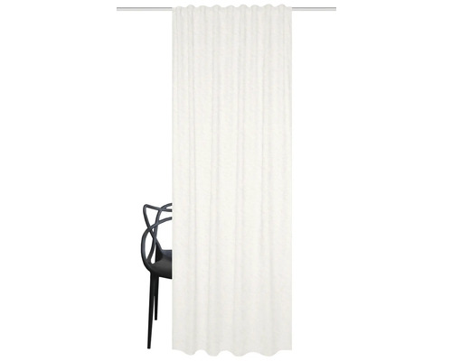 Vorhang aus Stoff mit Faltenbandaufhängung und Stuhl