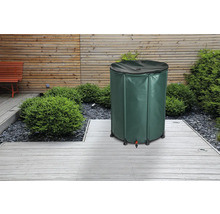 Regentonne im Garten auf der Terrasse