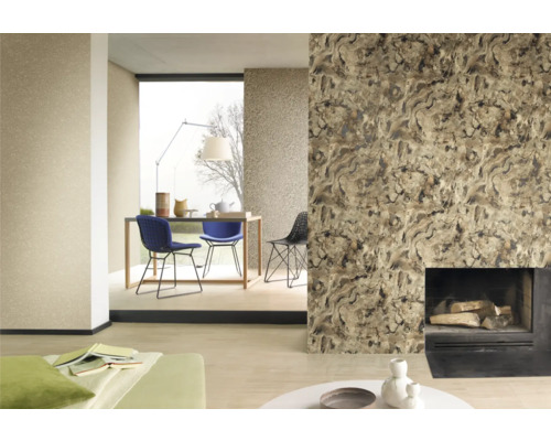 Espace de vie lumineux avec cheminée, table à manger et différents motifs de papiers peints