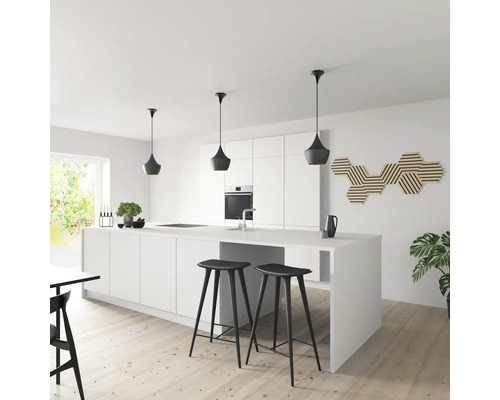 Helle Küche mit Kochinsel, Barhockern und Pendelleuchten