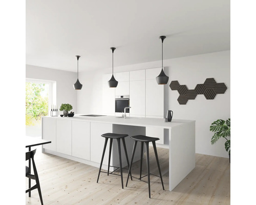 Moderne Küche mit Kücheninsel, Barhockern und Pendelleuchten