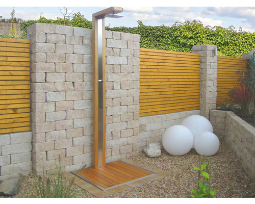 Douche extérieure en bois et acier inoxydable dans le jardin