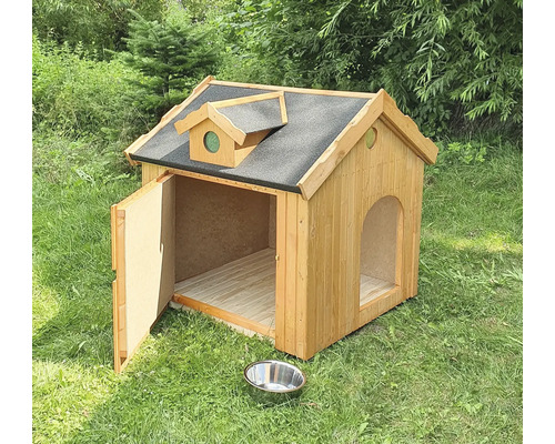 Holzhundehütte mit offenstehender Tür und Futternapf