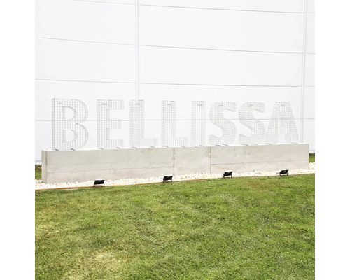 Bellissa Schriftzug aus Draht auf Betonsockel im Garten