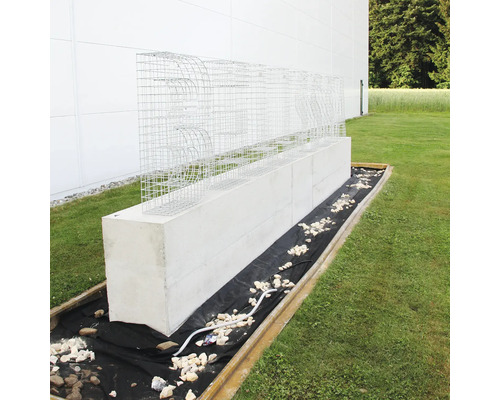 Gabionenwand auf Betonfundament mit Steinen und Gartenvlies