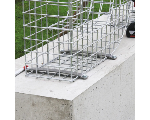 Gabionenkorb auf Betonfundament mit Befestigungsmaterial