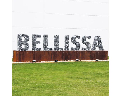 Dekorative Gabionen Buchstaben BELLISSA auf einer Stahlkonstruktion