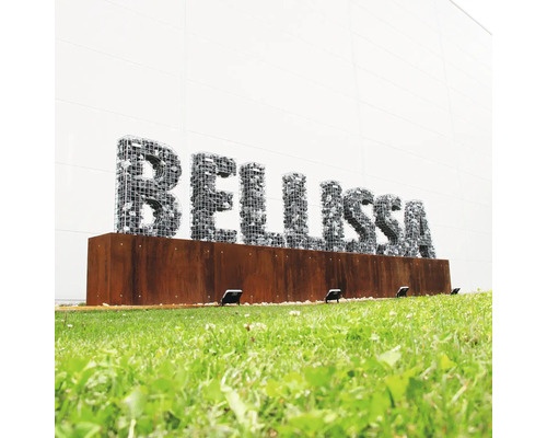 Dekorative Gabionen Buchstaben auf einem Rost Sockel