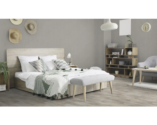 Chambre lumineuse avec lit, étagère en bois et banc