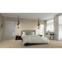 Chambre avec lit double, tables de chevet, bureau près de la fenêtre et suspensions