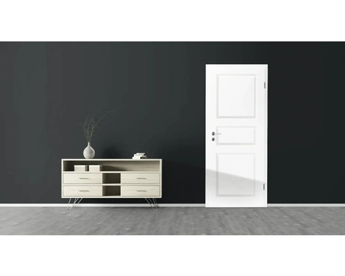 Salon avec commode, décoration et porte blanche devant un mur sombre