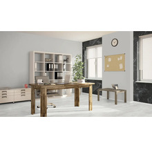 Bureau avec bureau, chaise de bureau, étagère et tableau d''affichage