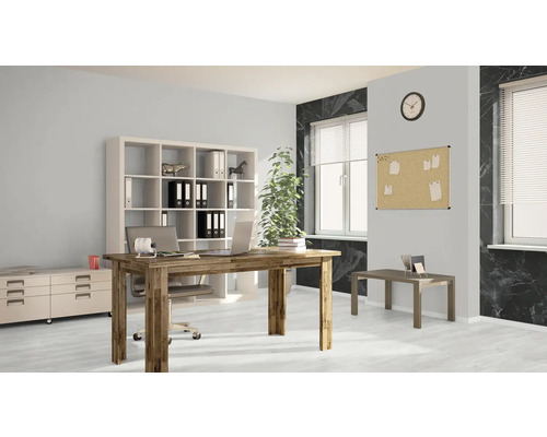 Bureau avec bureau, chaise de bureau, étagère et tableau d''affichage