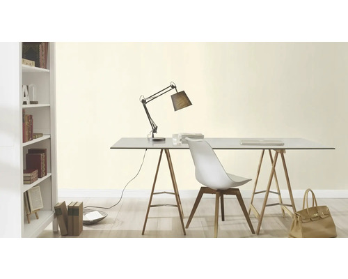 Büroraum mit Schreibtisch, Lampe, Stuhl und Bücherregal